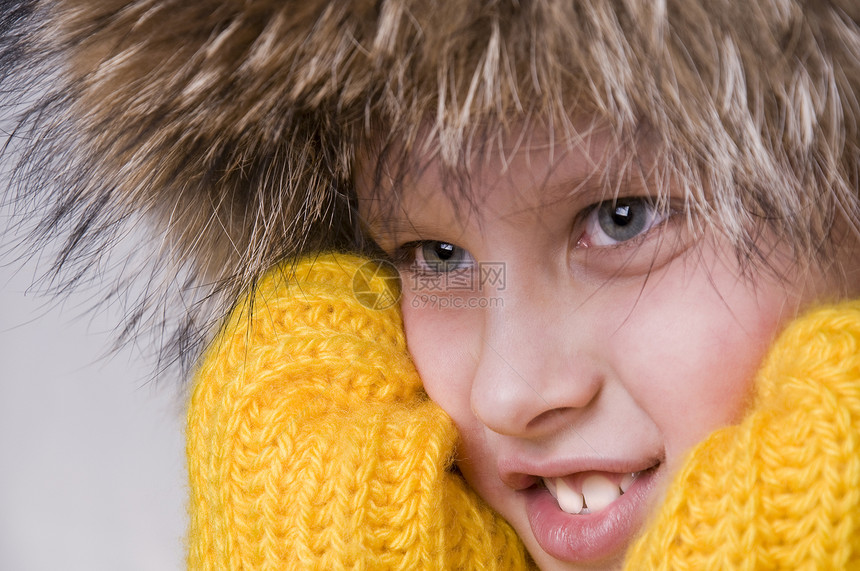 小男孩的冬天画像 在毛皮上图片