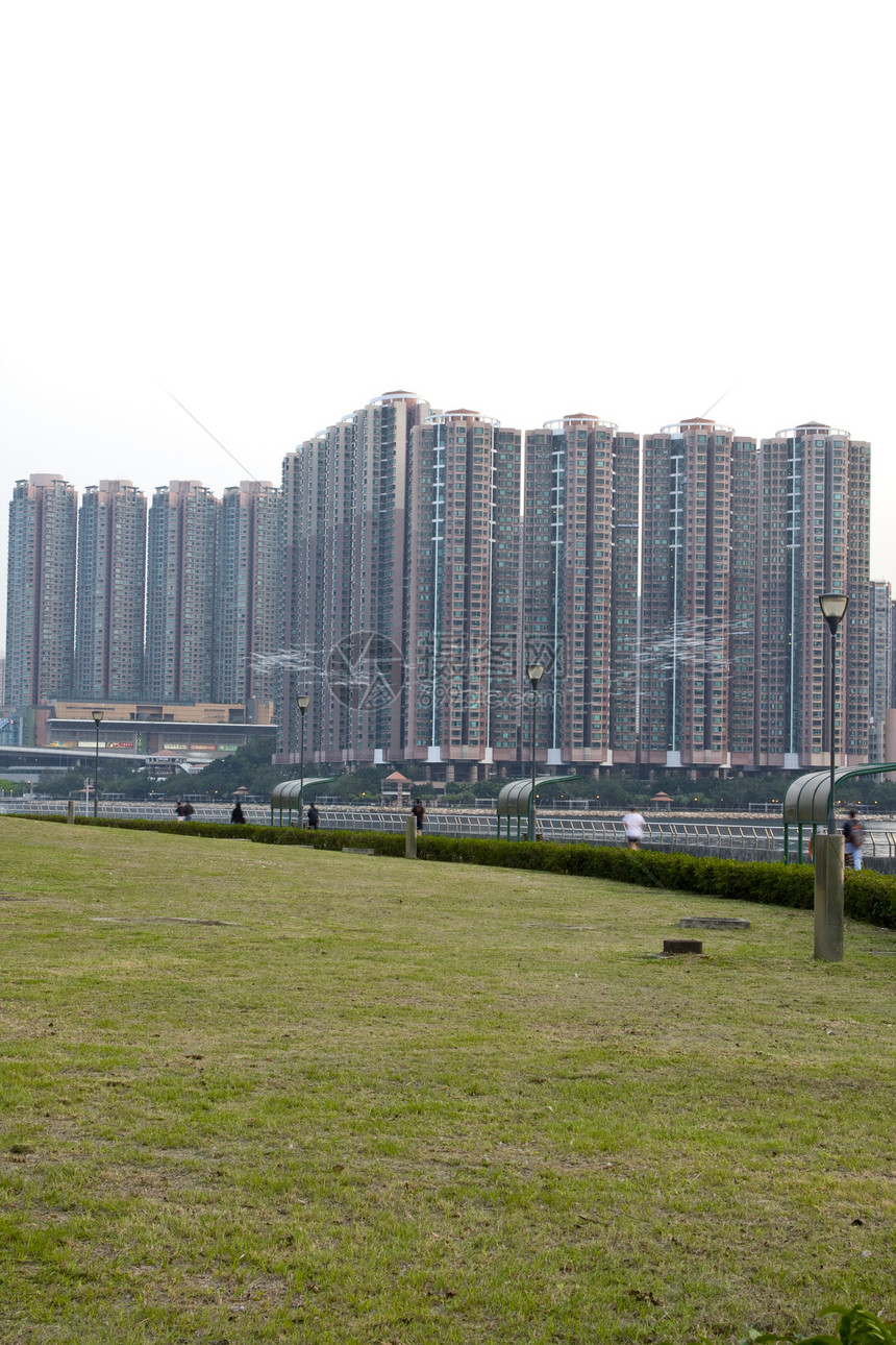 香港公共住房公寓区一楼住宅蓝色铁路房子财产居住城市建筑家庭天空图片