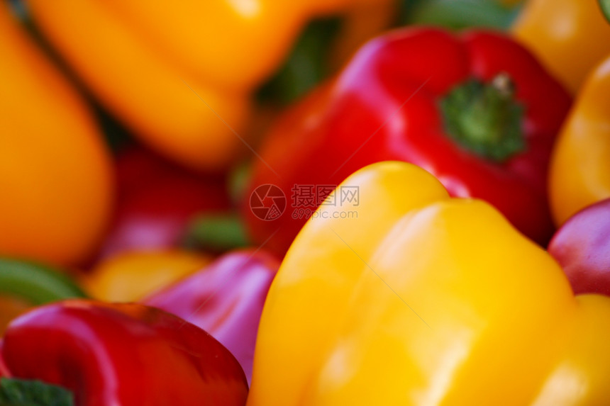 市场上的红辣椒和黄胡椒蔬菜食物烹饪绿色营养饮食黄色红色健康图片