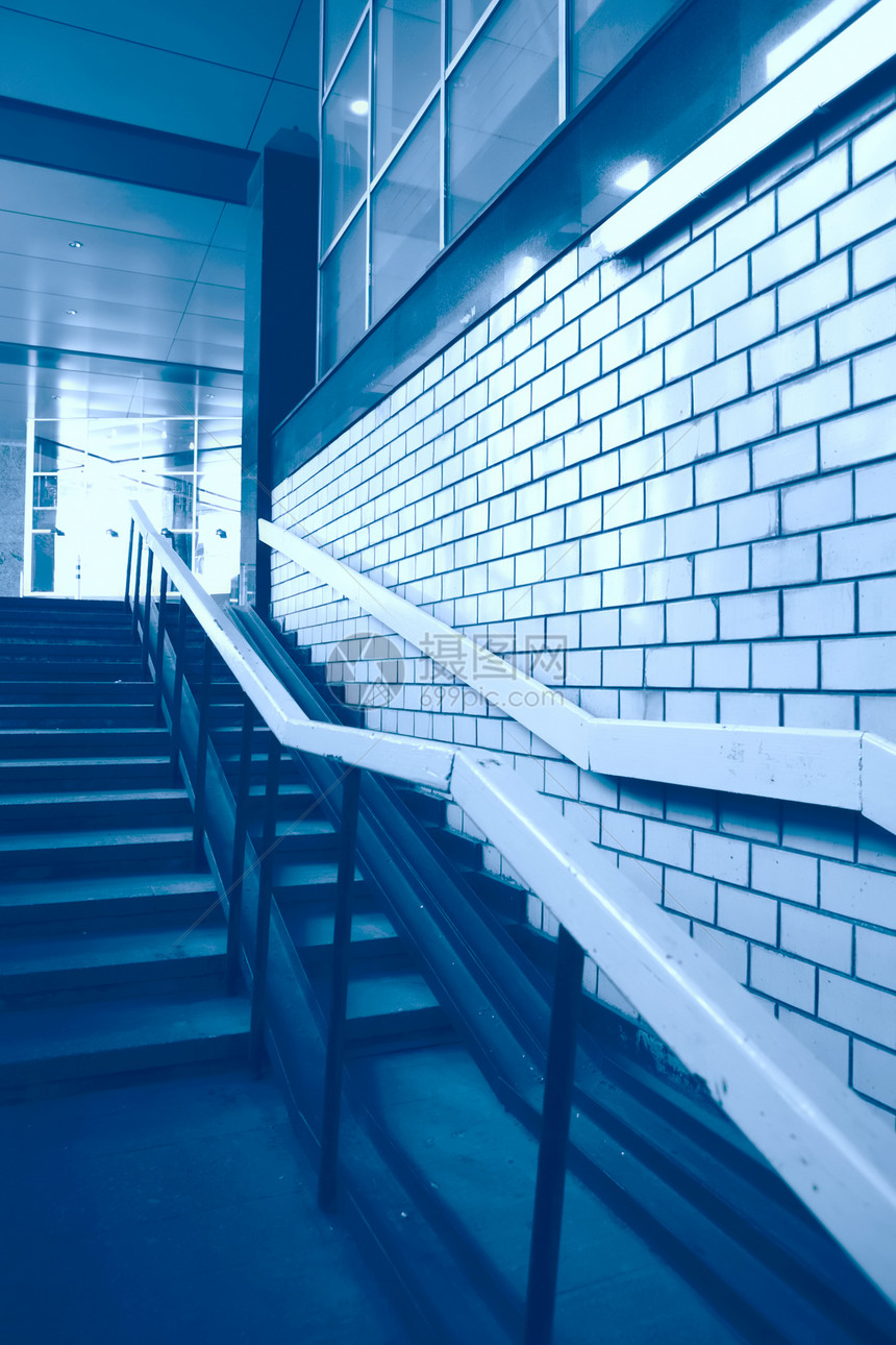 向上楼梯酒吧过渡制品天花板玻璃栏杆白色蓝色照片反思图片