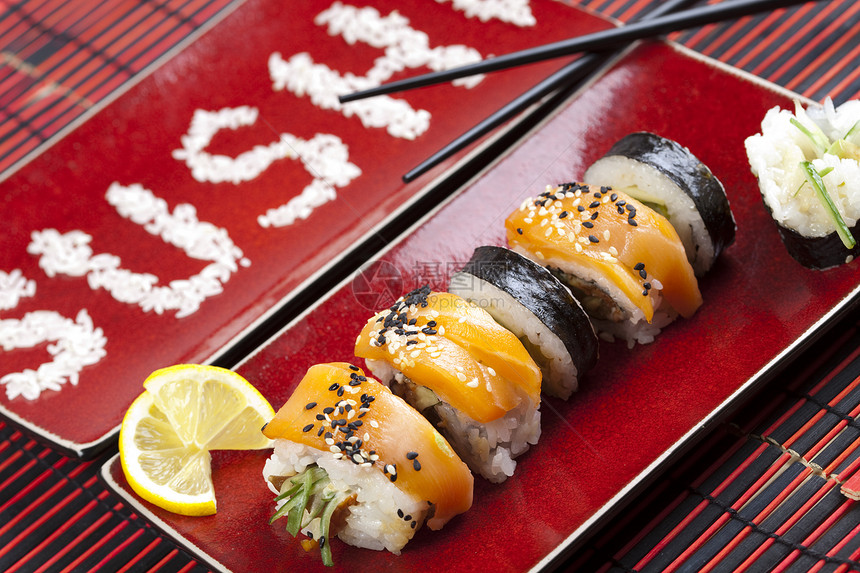 寿司和筷子熟鱼食物海藻生活方式海鲜健康饮食美食饮食文化图片