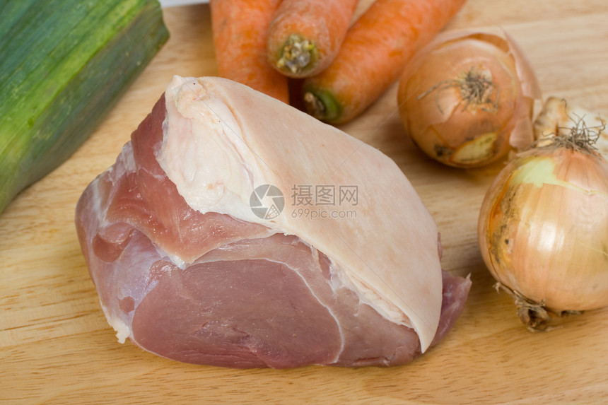 木板上的生猪肉和酱料餐饮盘子洋葱韭葱美食蔬菜芹菜食物大蒜杂货店图片