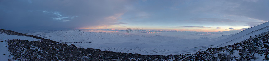冬季山区全景山脉假期日落荒野火鸡爬坡蓝色滑雪地形场景图片