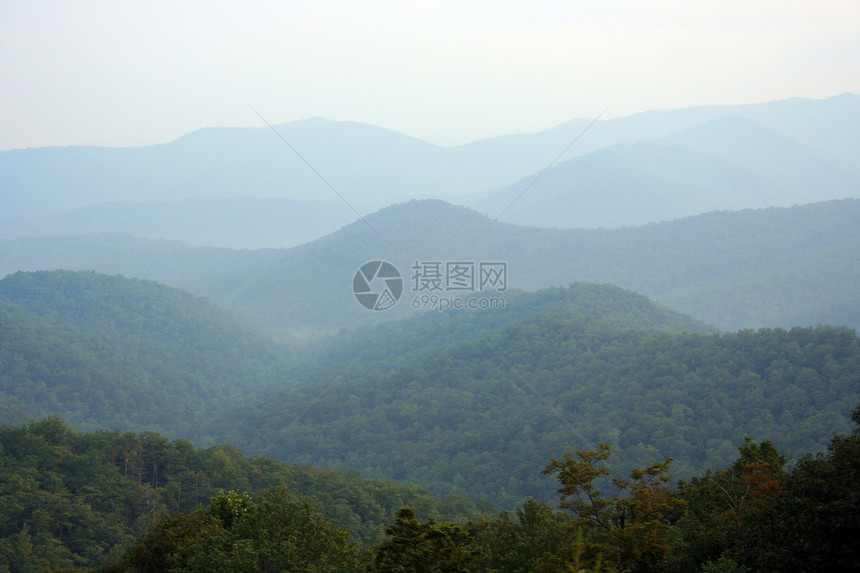 山地背景山脉团体爬坡风景滚动日落蓝色阴霾农村荒野图片