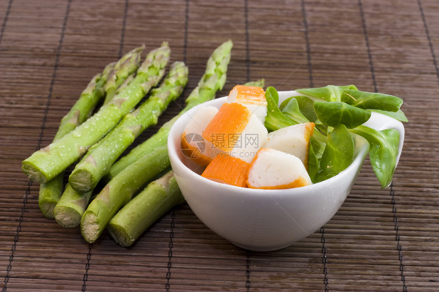 螺旋藻和粘性蔬菜杯子饮食鱼糜餐厅沙拉螃蟹营养图片