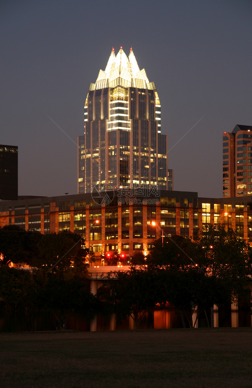 夜间德克萨斯州市下城奥斯汀摩天大楼高楼天际全景首都建筑公司城市场景景观图片