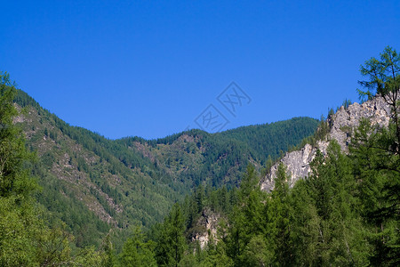 萨扬山脉水平岩石绿色石头爬坡森林白色全景树木蓝色高清图片