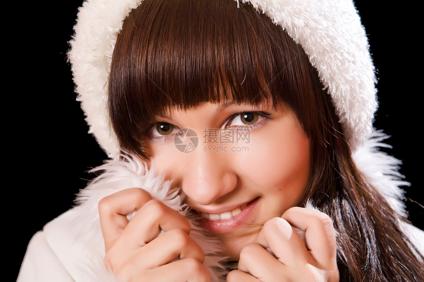 青年妇女微笑快乐深色外套黑色眼睛女孩季节毛皮棕色图片