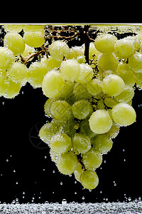 有气泡的绿葡萄背景图片