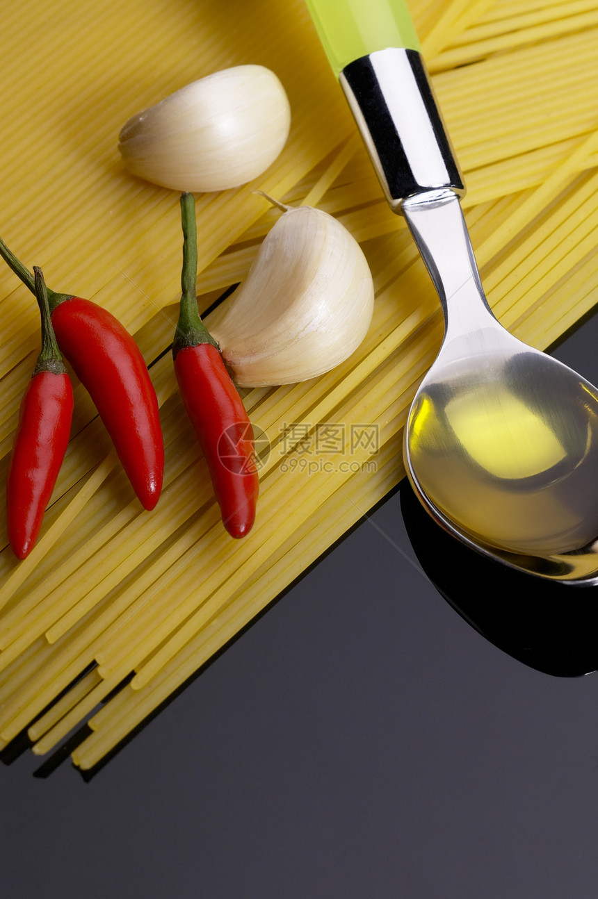 大蒜加处方橄榄油和红辣椒胡椒烹饪蔬菜辣椒银器食谱面条勺子香料产品图片