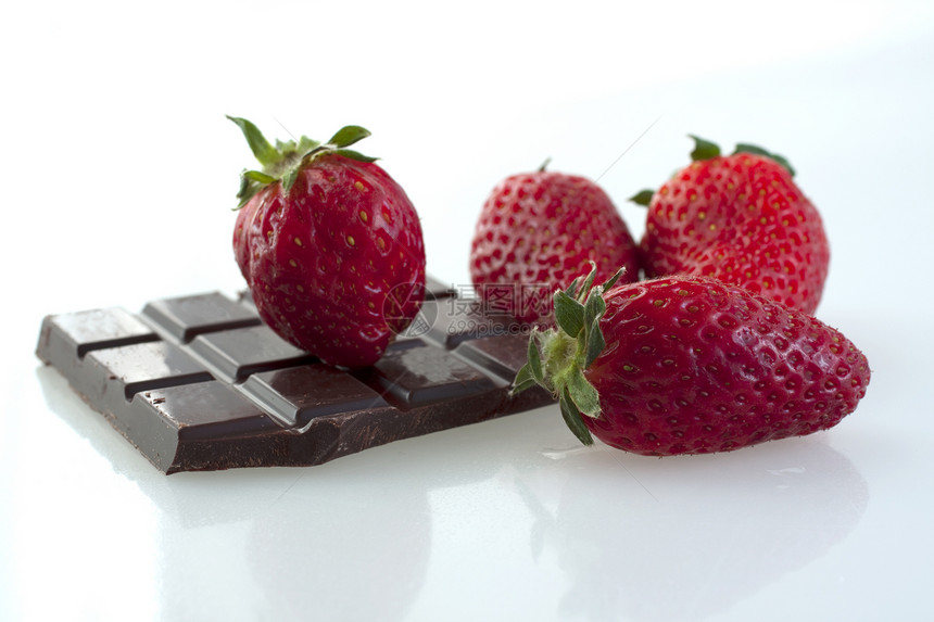 草莓和巧克力红色食物甜点黑色白色水果图片