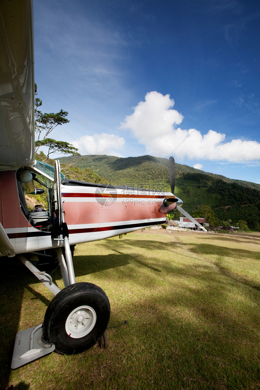 山上高速公路上的飞机航班空气跑道自由村庄运输引擎旅行航空图片
