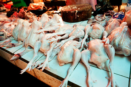 新鲜生鸡动物皮肤市场食物背景图片