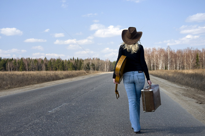 有吉他的国家女孩 独自在路上走汽车游客太阳运输身体头发天空靴子旅行行李图片