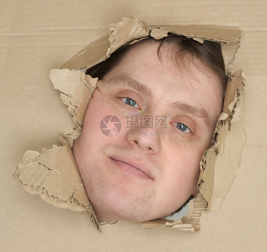 男性脸朝上看 从箱子的洞里褐色床单眼睛纸板纸盒乐趣男人微笑图片
