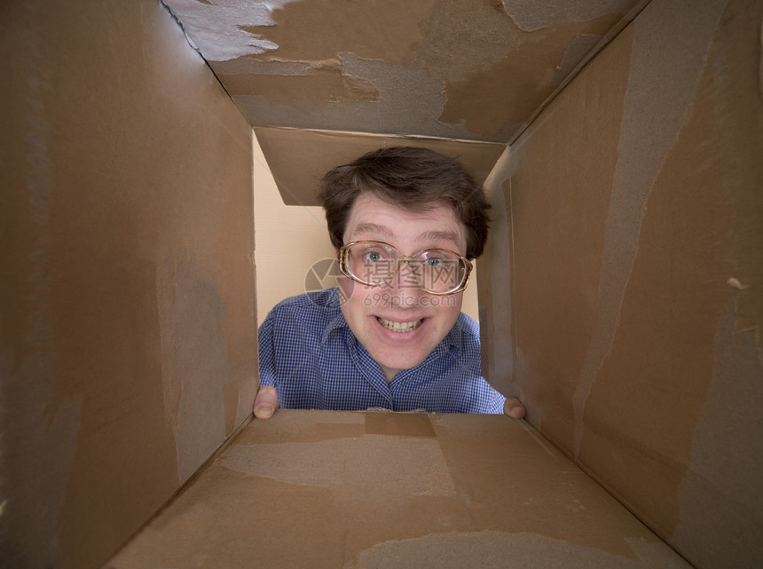 纸箱内的人画像棕色乐趣纸盒纸板盒子眼镜男性褐色图片