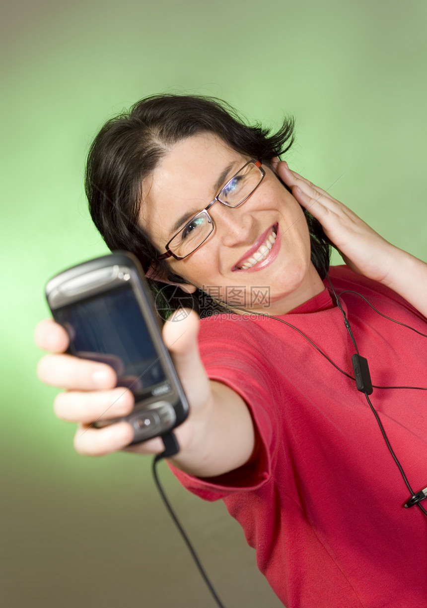 青年女青年妇女通讯技术享受歌手冒充音乐唱歌电脑腰部微笑绿色工作室图片