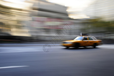 出租车计程车在街上一团模糊地超速背景图片