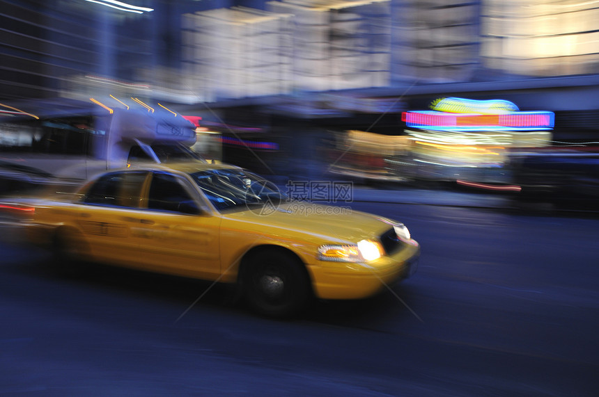 出租车计程车晚上在市街上超速行驶图片