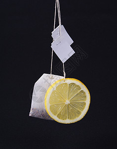 茶袋茶包圆形黑色水果黄色背景图片