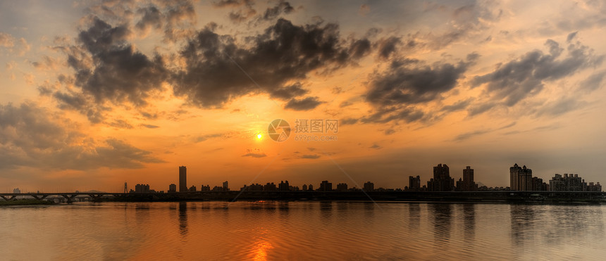 全景城市风景天空地标房子戏剧性天际公寓建筑橙子反射市中心图片