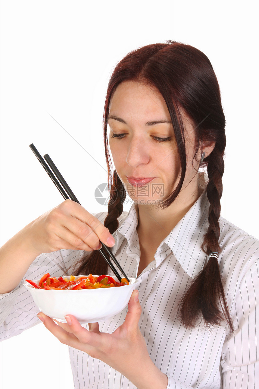 美丽的女人用筷子吃饭饮食女孩盘子美食女性白色餐厅工作室胡椒食物图片