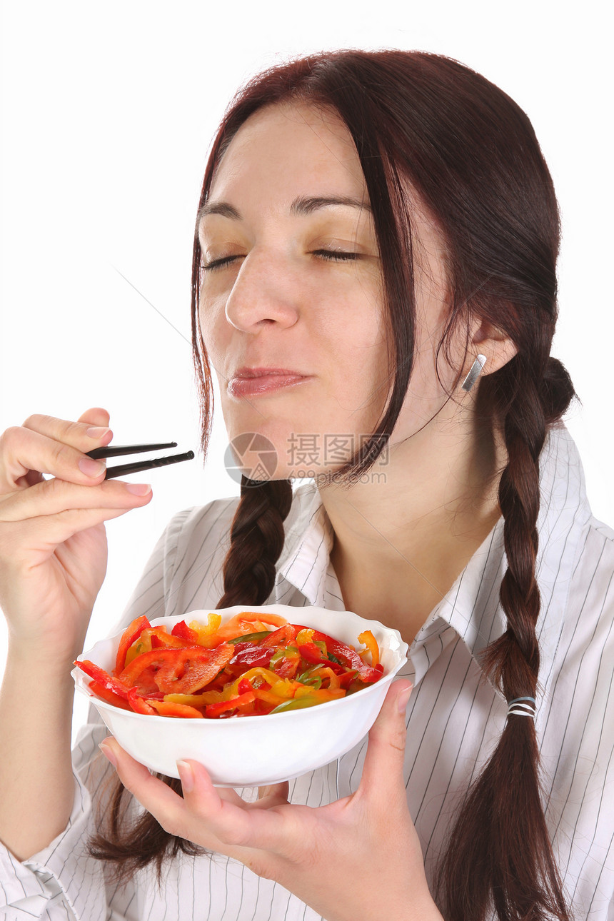 美丽的女人用筷子吃饭喜悦女孩女士工作室餐厅午餐美食盘子食物饮食图片