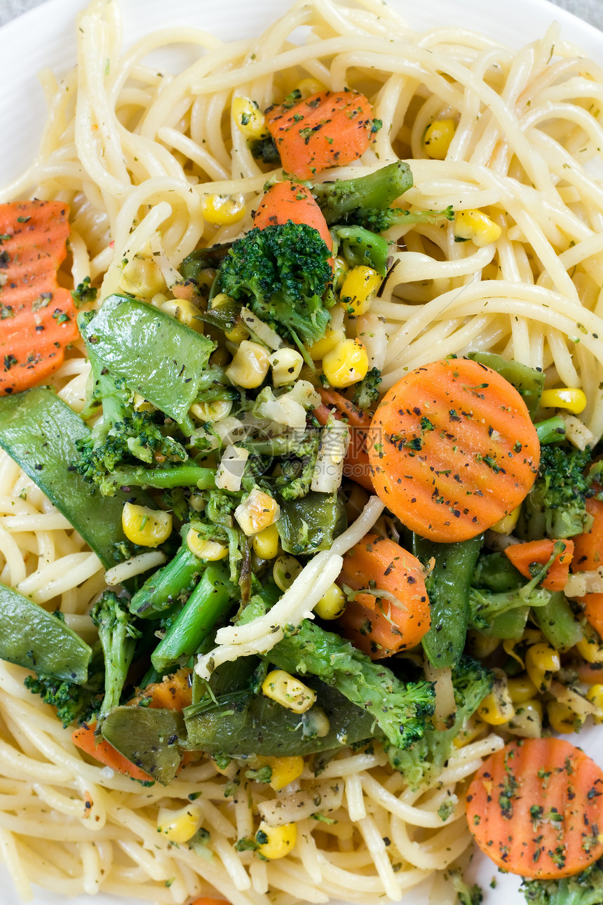 带蔬菜的斯帕格吉提餐厅美食草本植物午餐面条烹饪盘子营养食物胡椒图片