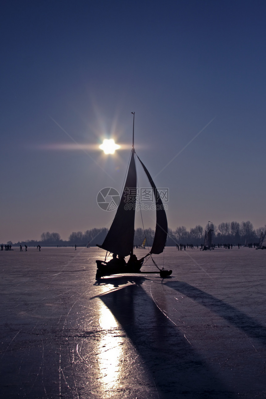 传统duttch 在荷兰古维泽岛寒冬日的冰河航行运动帆船娱乐图片