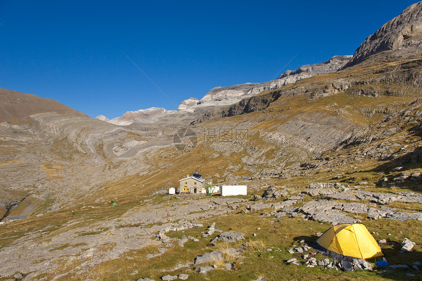 黄色帐篷和背景避难所 Goriz图片