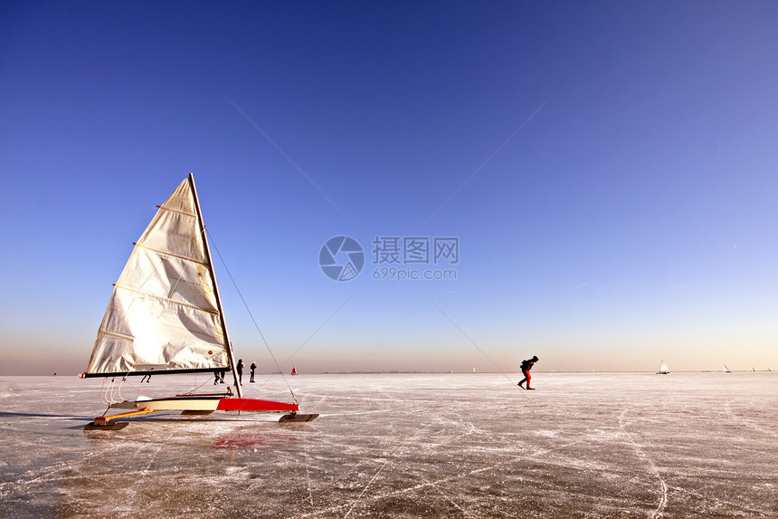 传统duttch 在荷兰古维泽岛寒冬日的冰河航行运动娱乐帆船图片