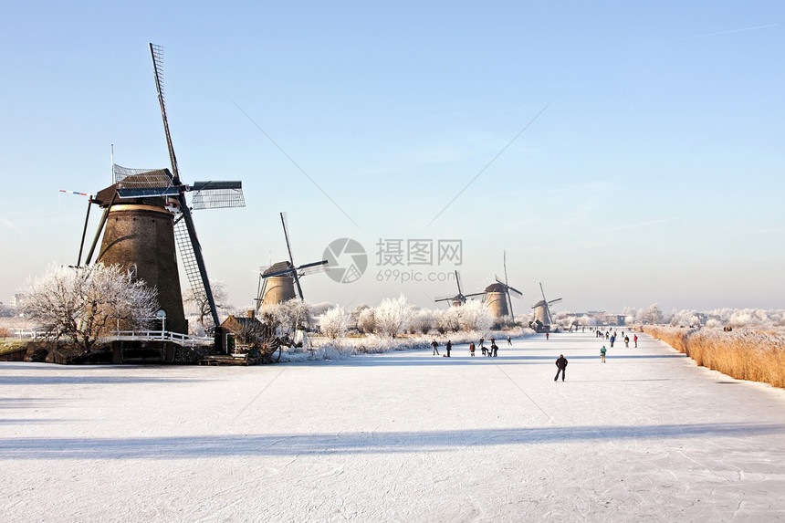 荷兰Kinderdijk冬季风速车堤防小孩图片