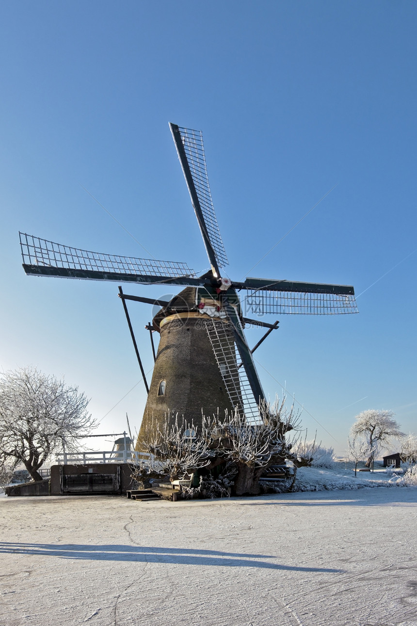荷兰Kinderdijk的冬季风车图片