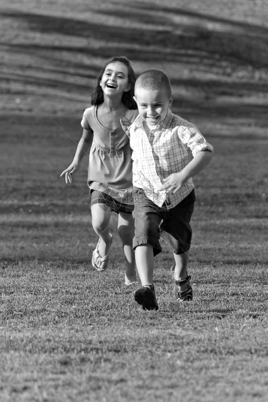 幼儿跑步姐姐男性活力公园女性自由男生家庭女孩乐趣图片