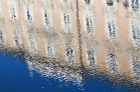 水反镜蓝色建筑天空背景图片