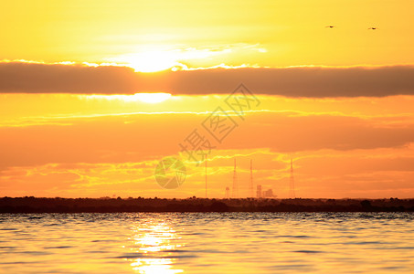 日出时空航天飞机发射台发射中心太阳光橙子太阳天空红色日落软垫背景图片