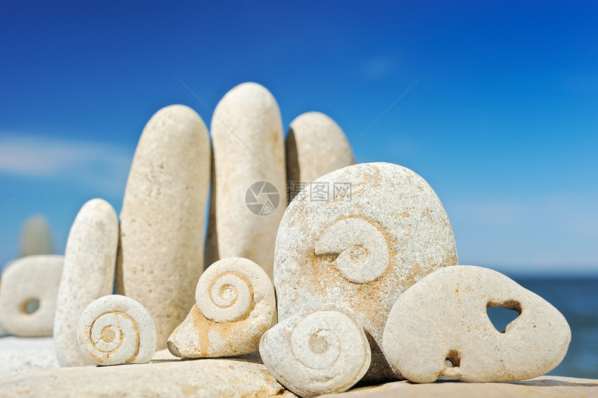 石头心蓝色平衡天蓝色海滩鹅卵石天空岩石白色图片