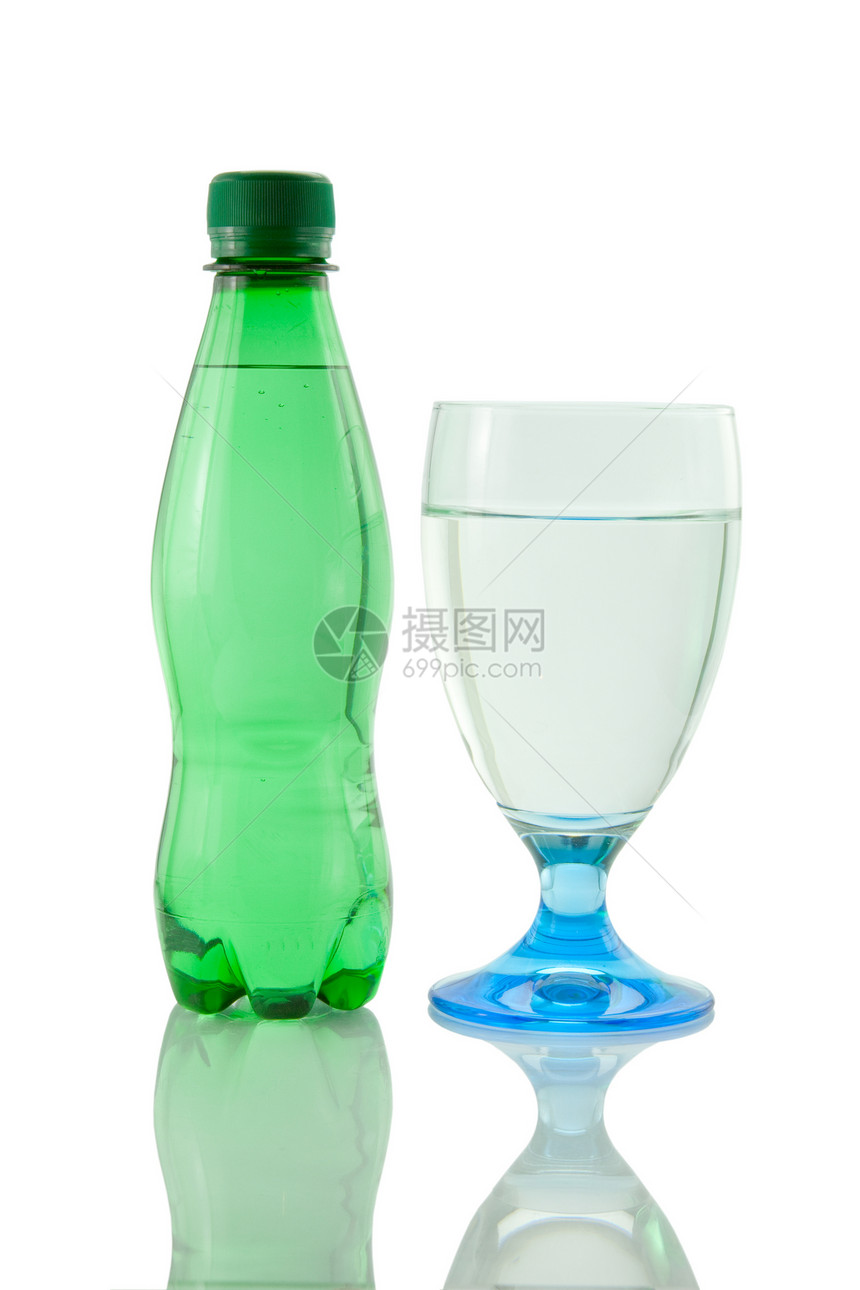 反映白色背景的瓶装矿泉水和一杯矿泉水吞咽食物养生之道气泡飞沫玻璃水合物饮食塑料活力图片