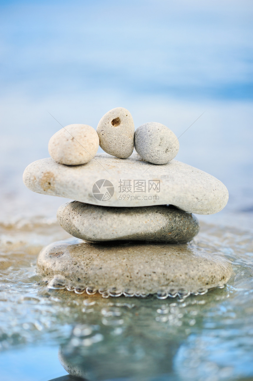 宁静的海环境石头活力冥想岩石鹅卵石平衡蓝色创造力天空图片