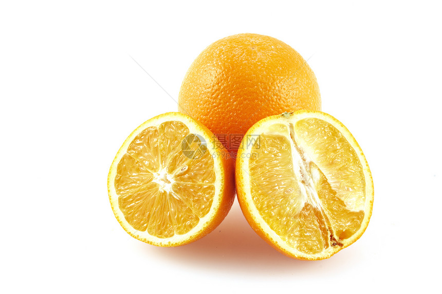 整个橘子和两半的橙子 在白色的背上图片