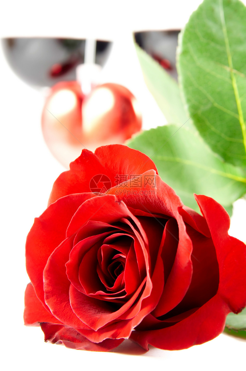 玫瑰与心和葡萄酒杯的紧贴图片