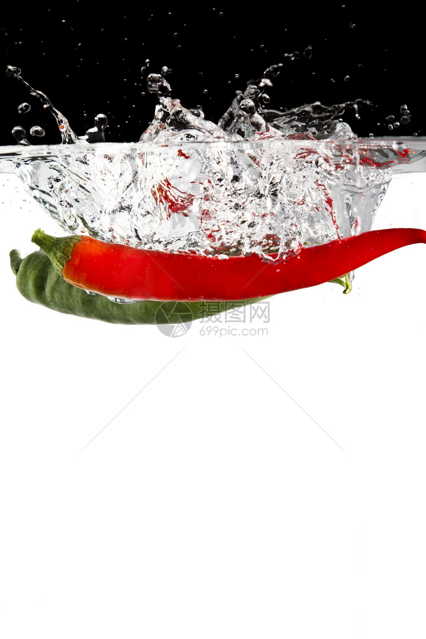 水中的红辣椒和绿辣椒图片