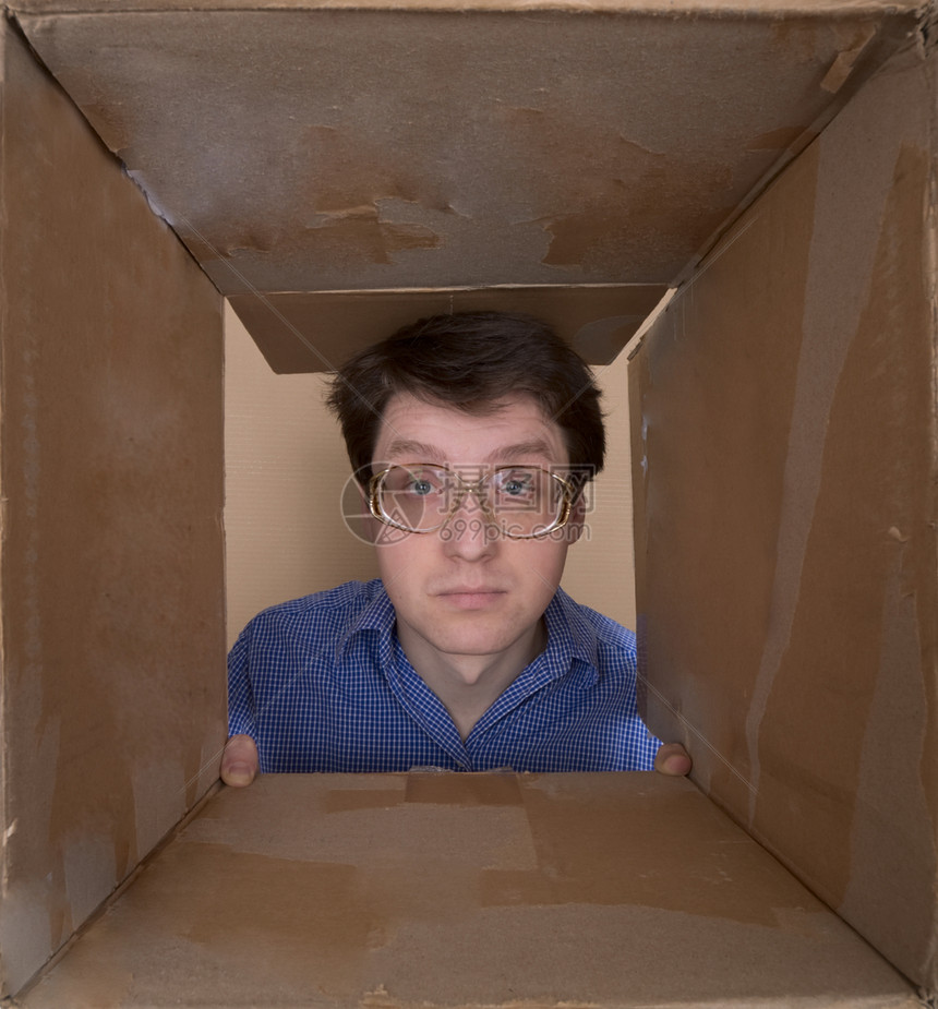 纸箱内的人画像棕色男性乐趣盒子纸盒褐色眼镜纸板图片