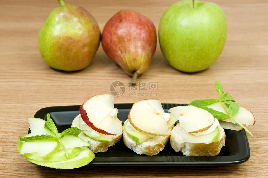奶酪和水果手指美食绿色红色面包树叶白色午餐餐厅派对图片