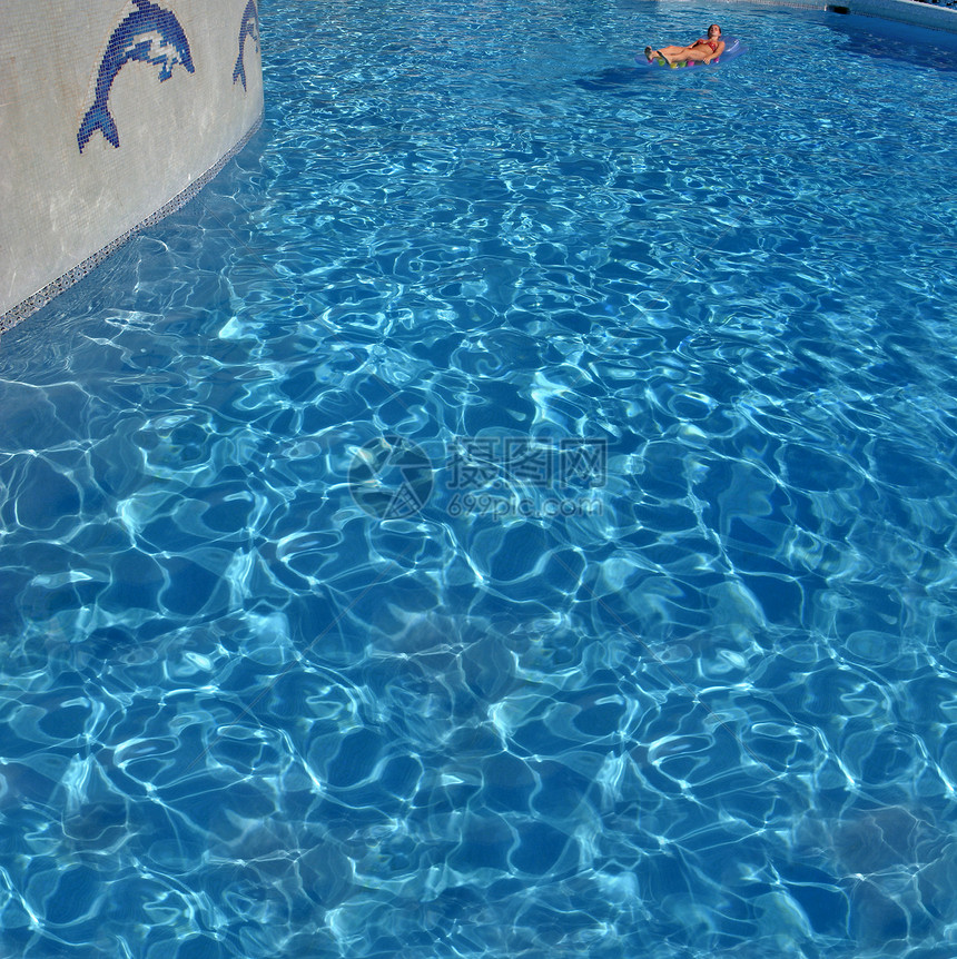 游泳池水池假期空气床女士游泳图片
