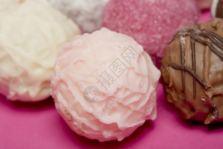 柱形礼物松露甜点展示乳白色圆形粉色棕色糖果巧克力背景图片