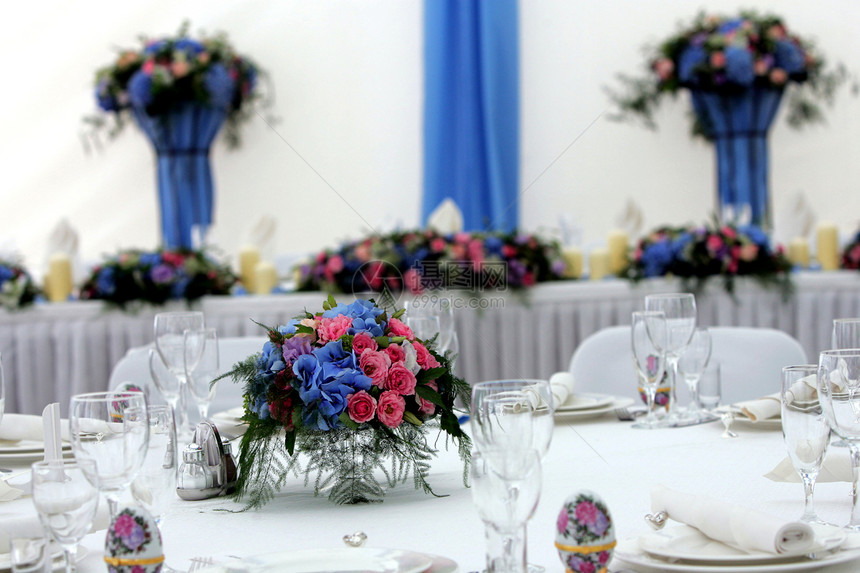 婚礼礼堂的餐桌餐巾纸器皿婚姻娱乐桌子奢华食物刀具会场花朵图片