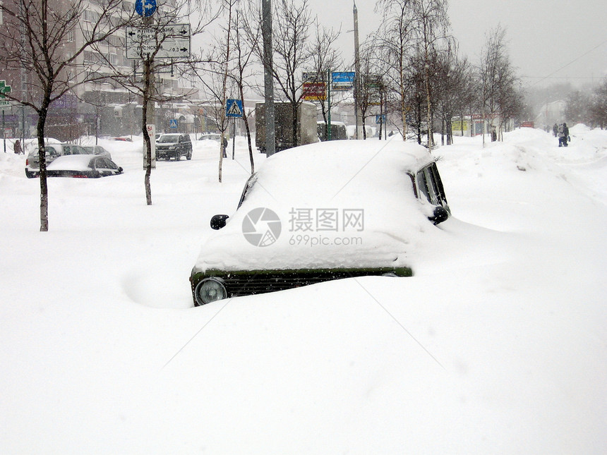 雪中的汽车图片