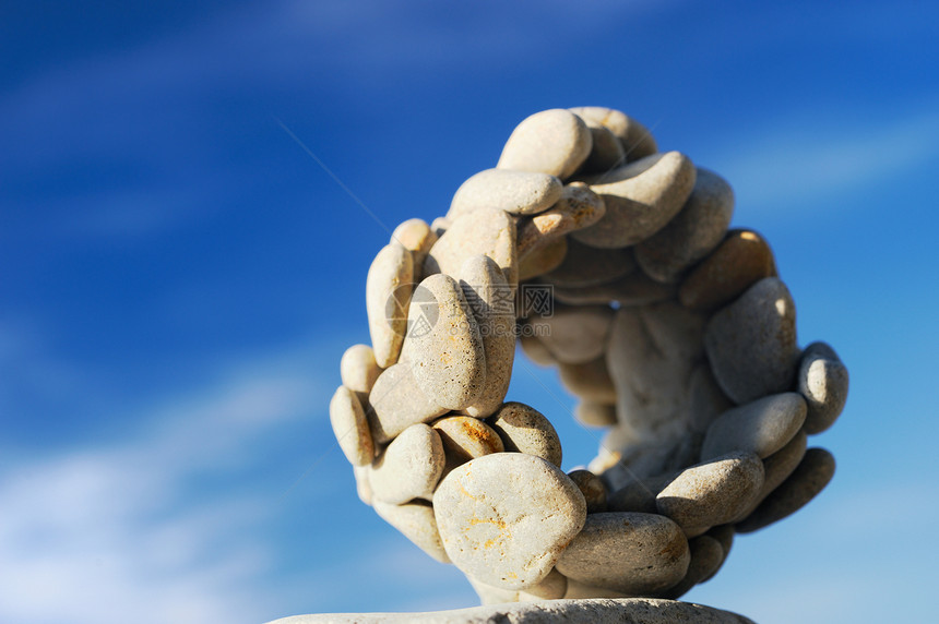 石头球命令巨石阳光冥想天空平衡海滩岩石鹅卵石蓝色图片