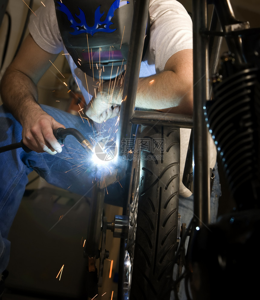 摩托车焊接工火花男性工作车轮焊机维修金属手臂头盔面具图片